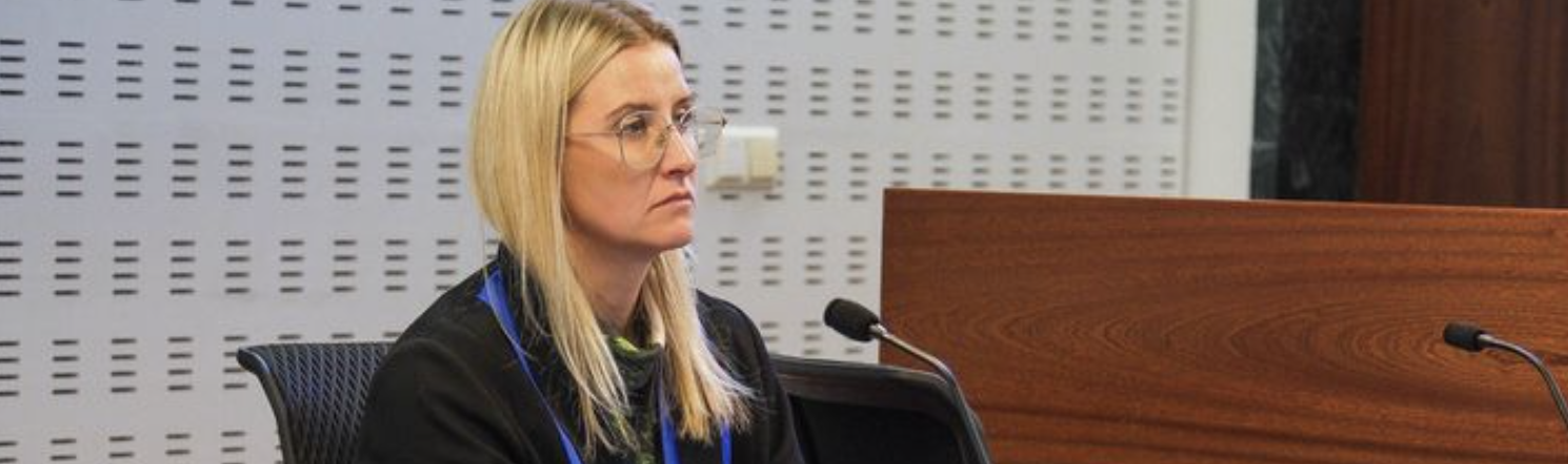 Read more about the article Fram­kvæmda­stjóri Smáríkisins á­kærður